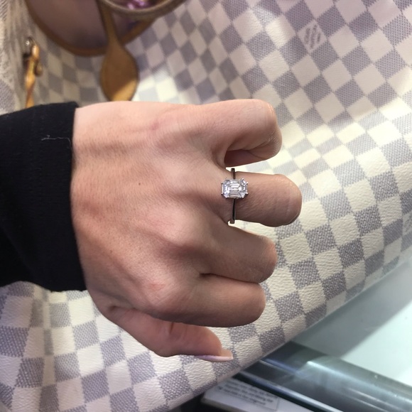 18kt Gold Emerald Engagement Ring - Picture 2 of 8